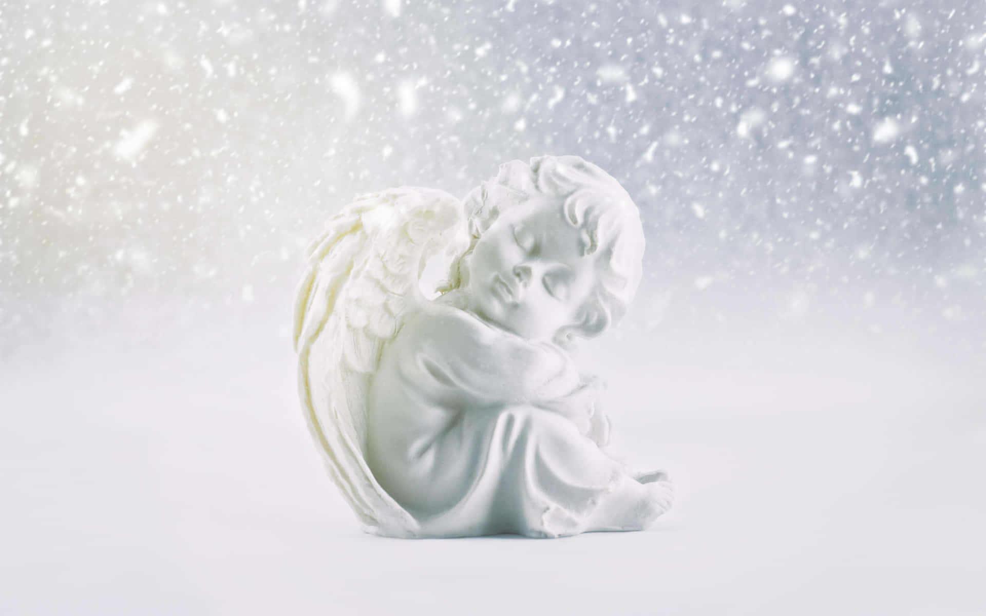 Unhermoso Ángel De Nieve En El Paraíso Invernal. Fondo de pantalla