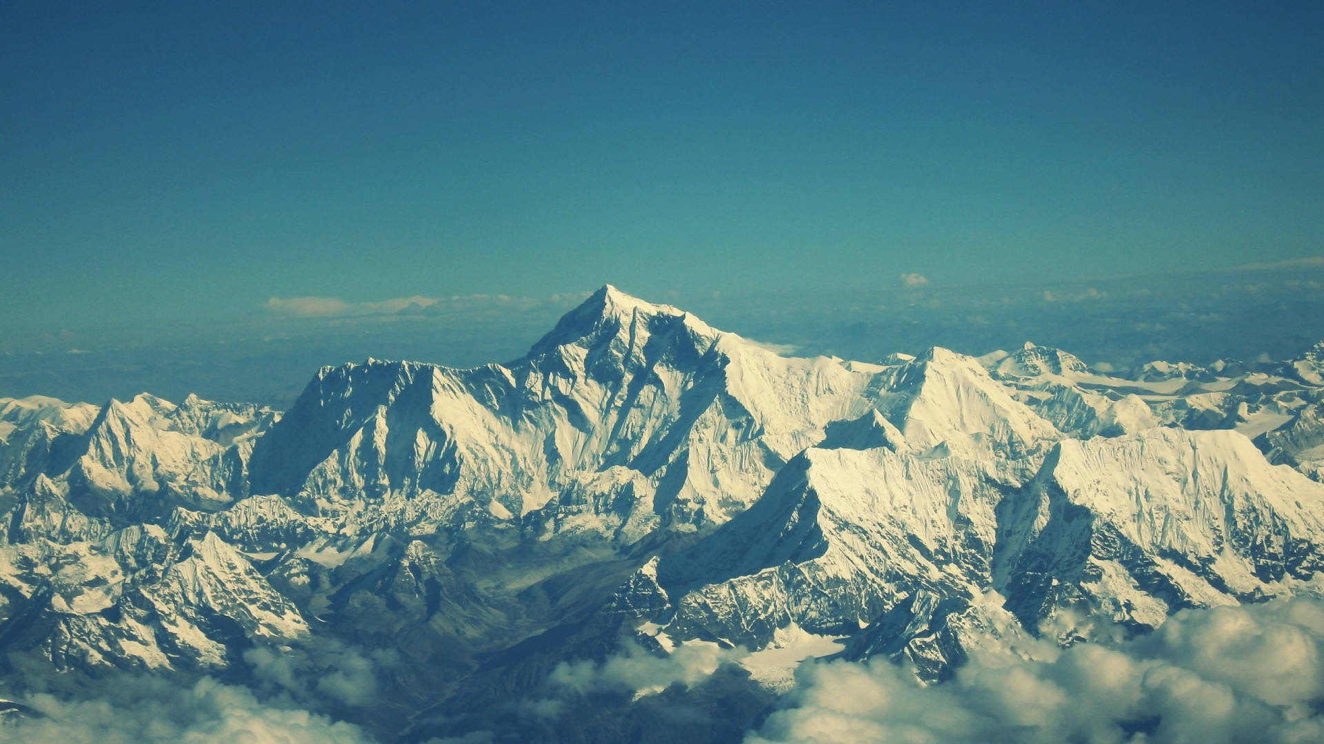 Cumbresde Montañas Cubiertas De Nieve En Alta Definición Fondo de pantalla