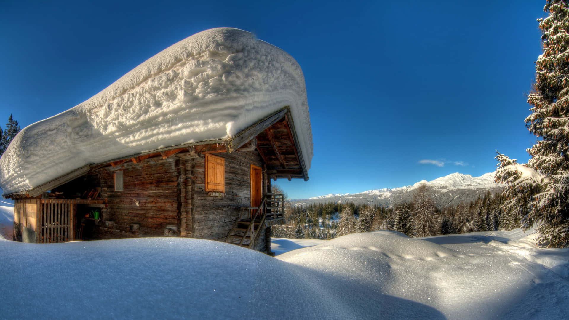 Sneeuw Bedekt Houten Cottage In Bergsetting Achtergrond