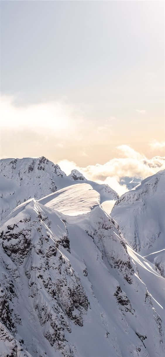 Montañacubierta De Nieve Para Iphone. Fondo de pantalla