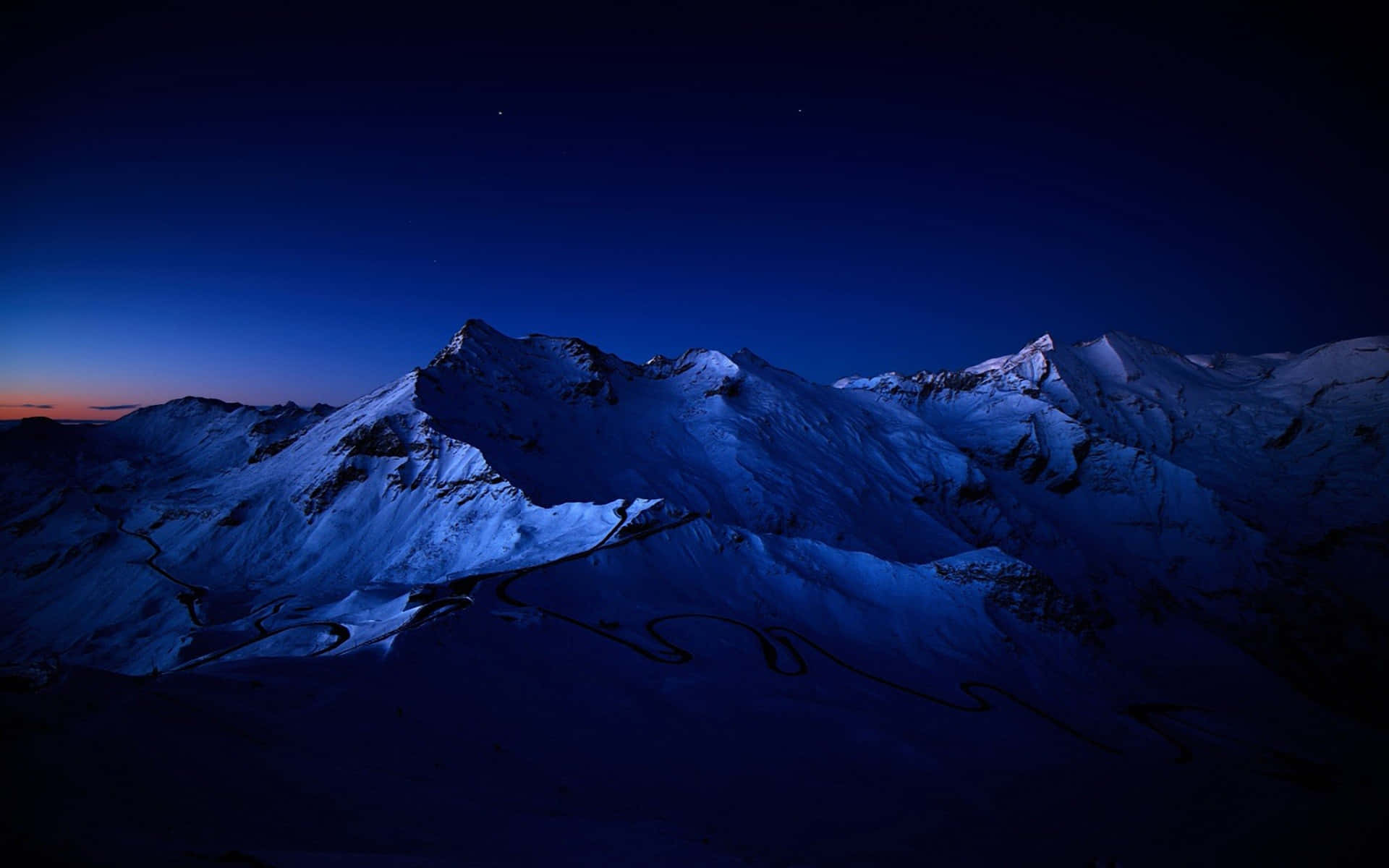 Esplorale Vette Incappucciate Di Neve Dell'imponente Montagna Nevosa