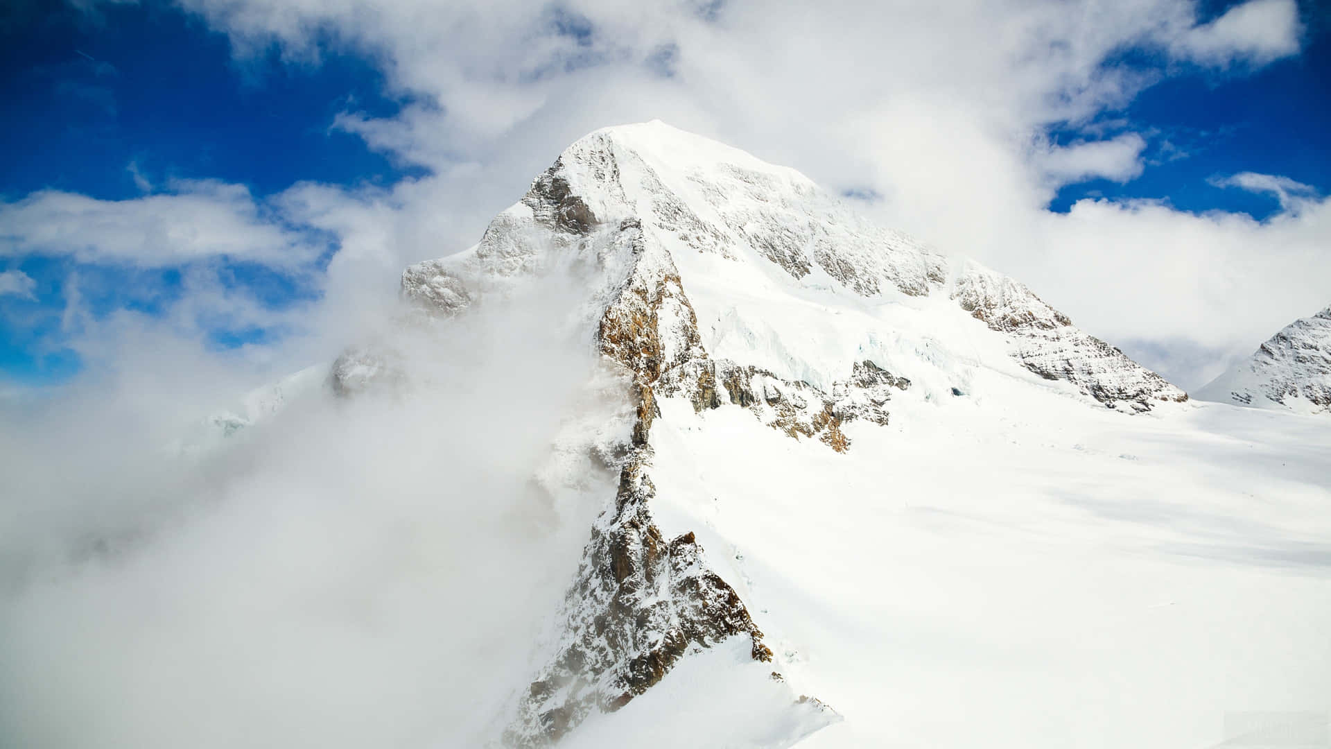 Goditiincredibili Viste Montane Alle Cime Coperte Di Neve