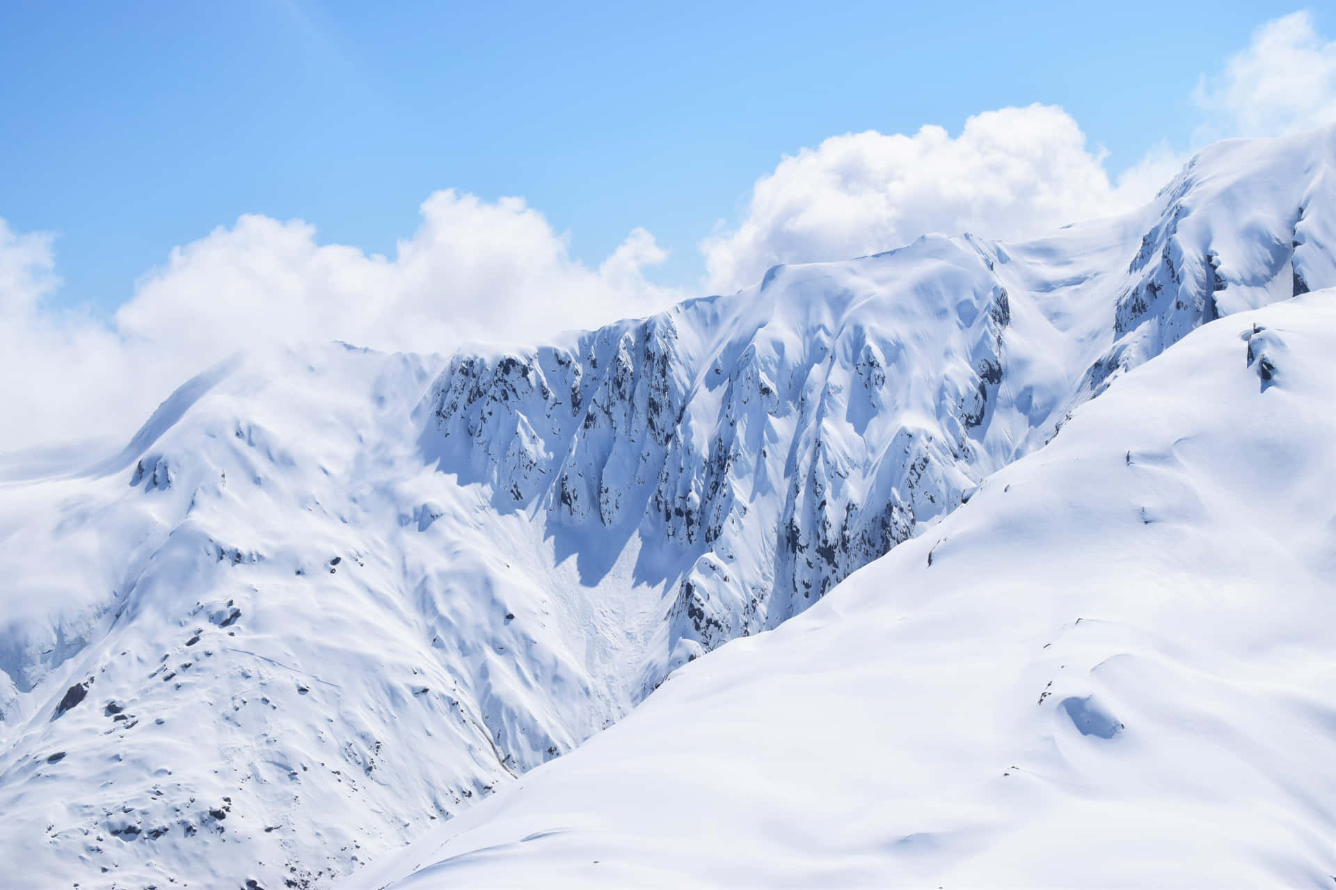 Blickauf Den Schneebedeckten Gipfel Des Majestätischen Schneebergs