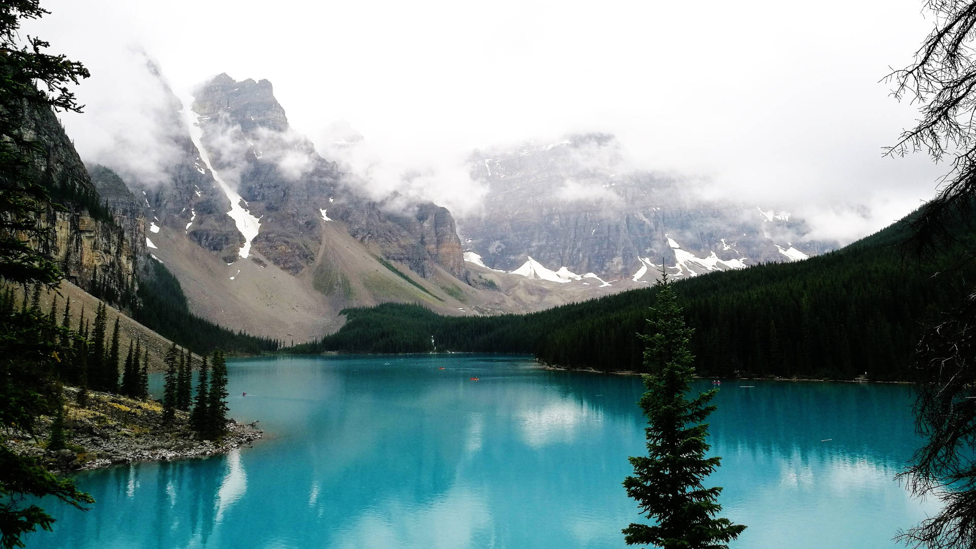 Montañasnevadas Y Lago Azul Aqua En 4k Plano. Fondo de pantalla