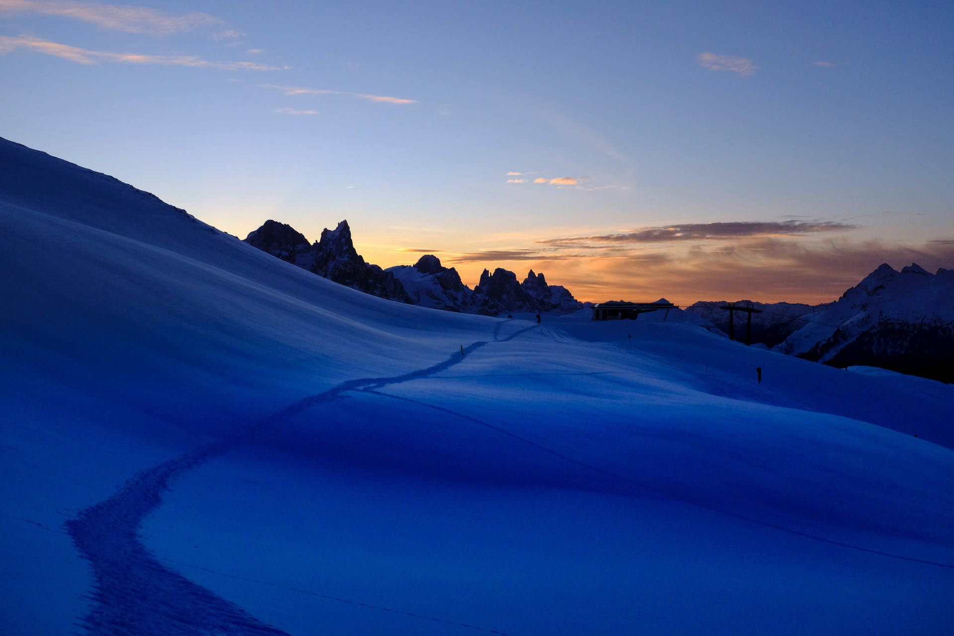 Explore the beauty of pristine snow trails Wallpaper