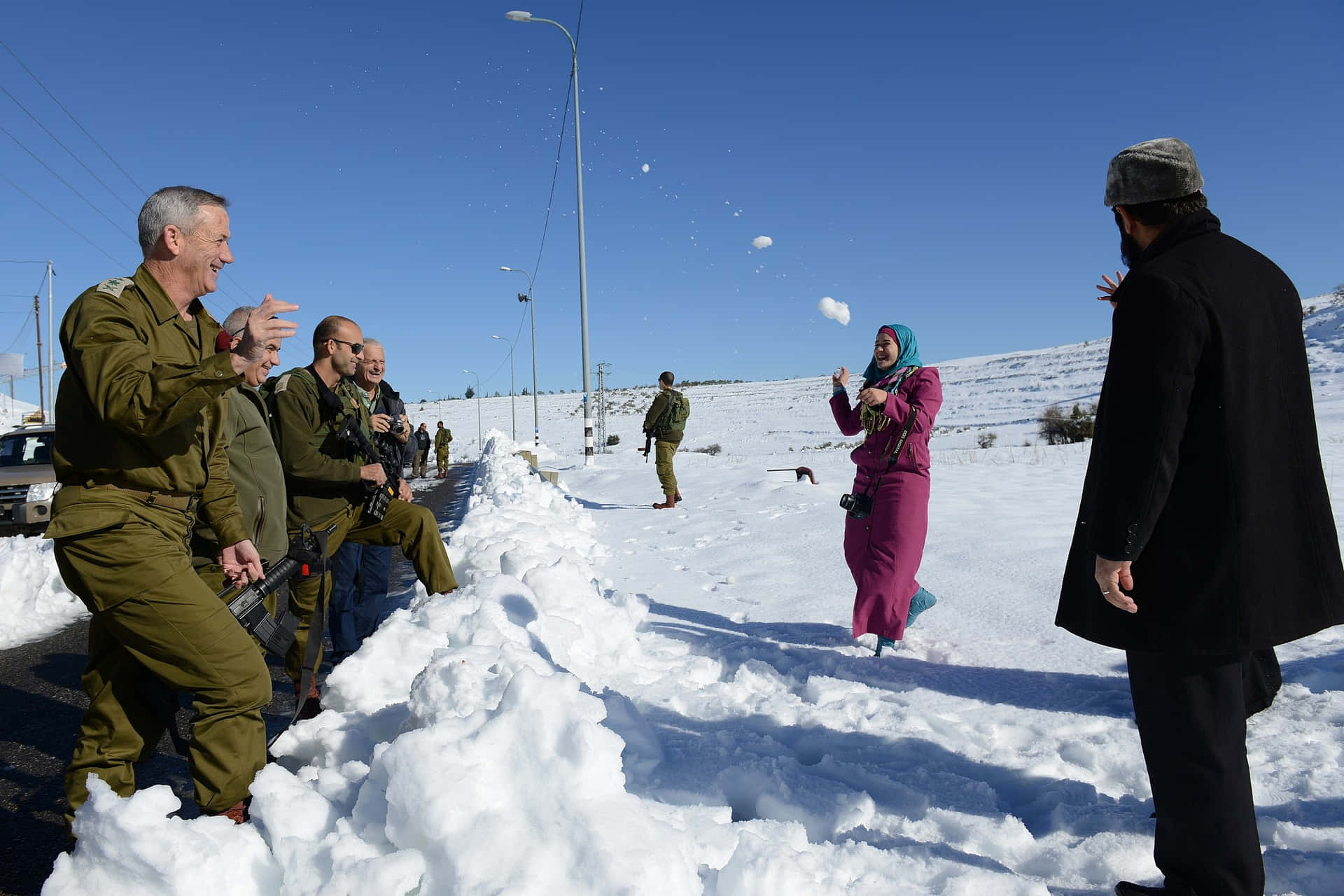 Amusement De Boules De Neige Dans Un Paysage Enneigé.jpg Fond d'écran