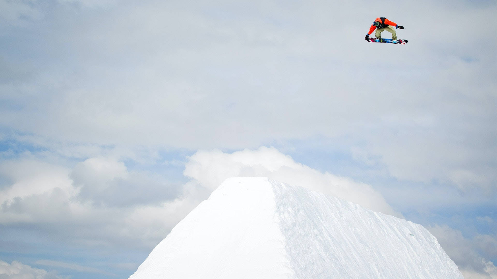 Snowboardingim Himmel Wallpaper