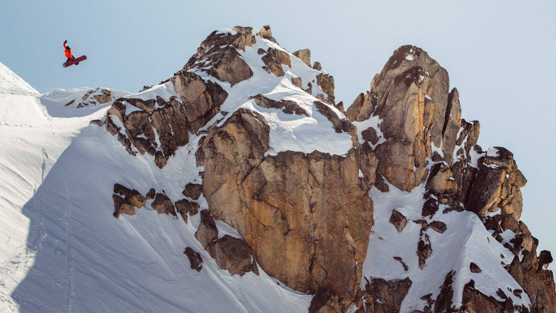 Snowboard på toppen af ​​et sneklædt bjerg Wallpaper