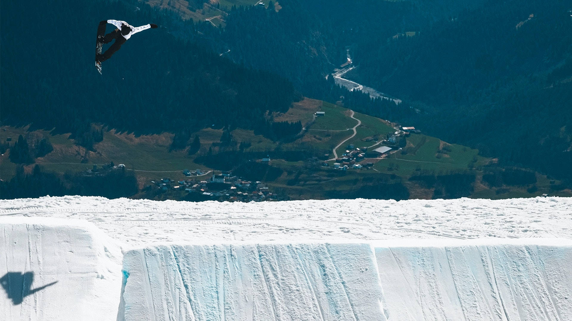 Snowboardenmit Blick Auf Die Berge Wallpaper