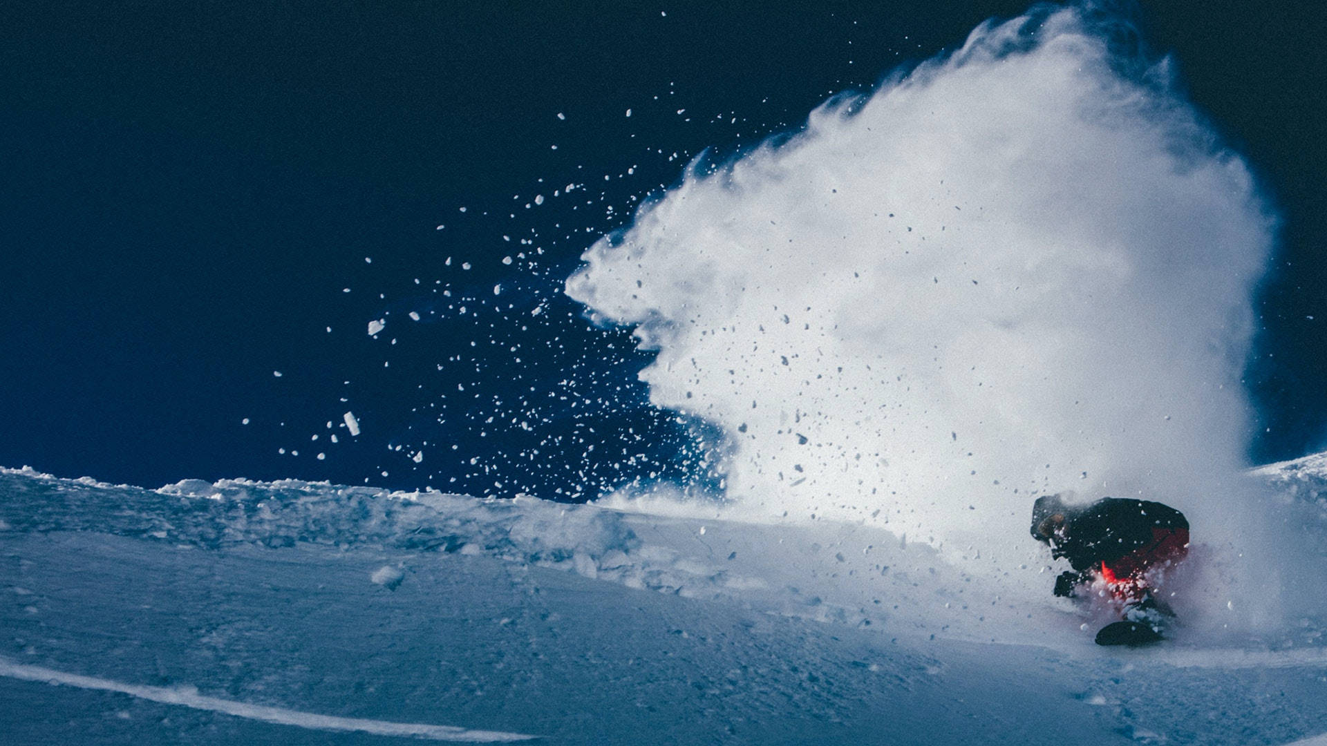 Snowboarding Med Flyvende Sne Wallpaper
