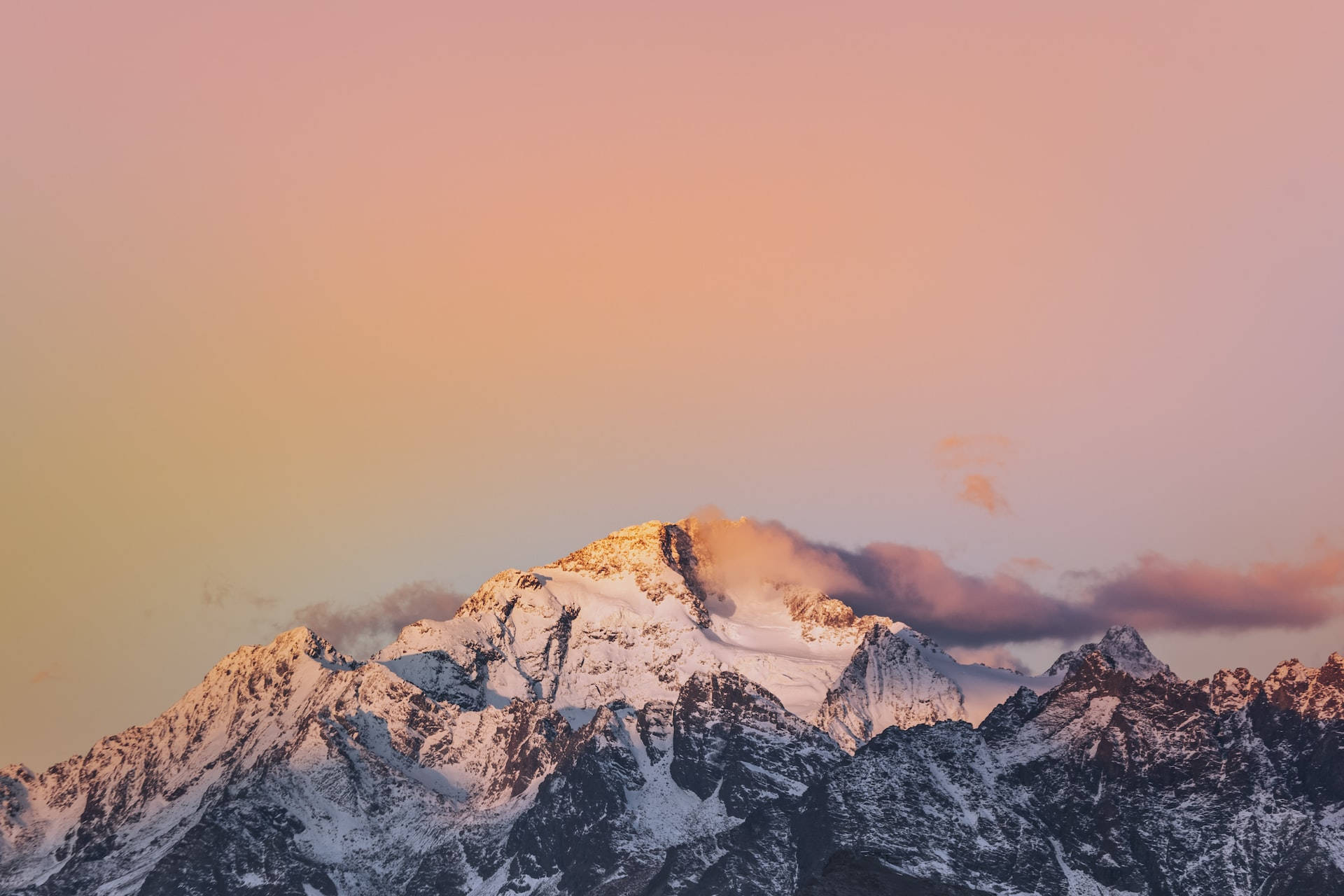 Montañadel Himalaya Con Cumbres Nevadas Para Macbook. Fondo de pantalla