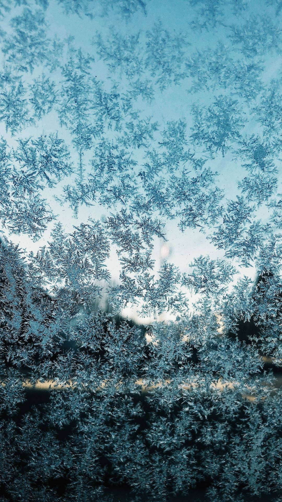 Bestaunedie Filigrane Schönheit Einer Schneeflocke, Die Draußen Vor Deinem Fenster Fällt Und Mit Dem Hochmodernen Snowflake-iphone Eingefangen Wurde. Wallpaper