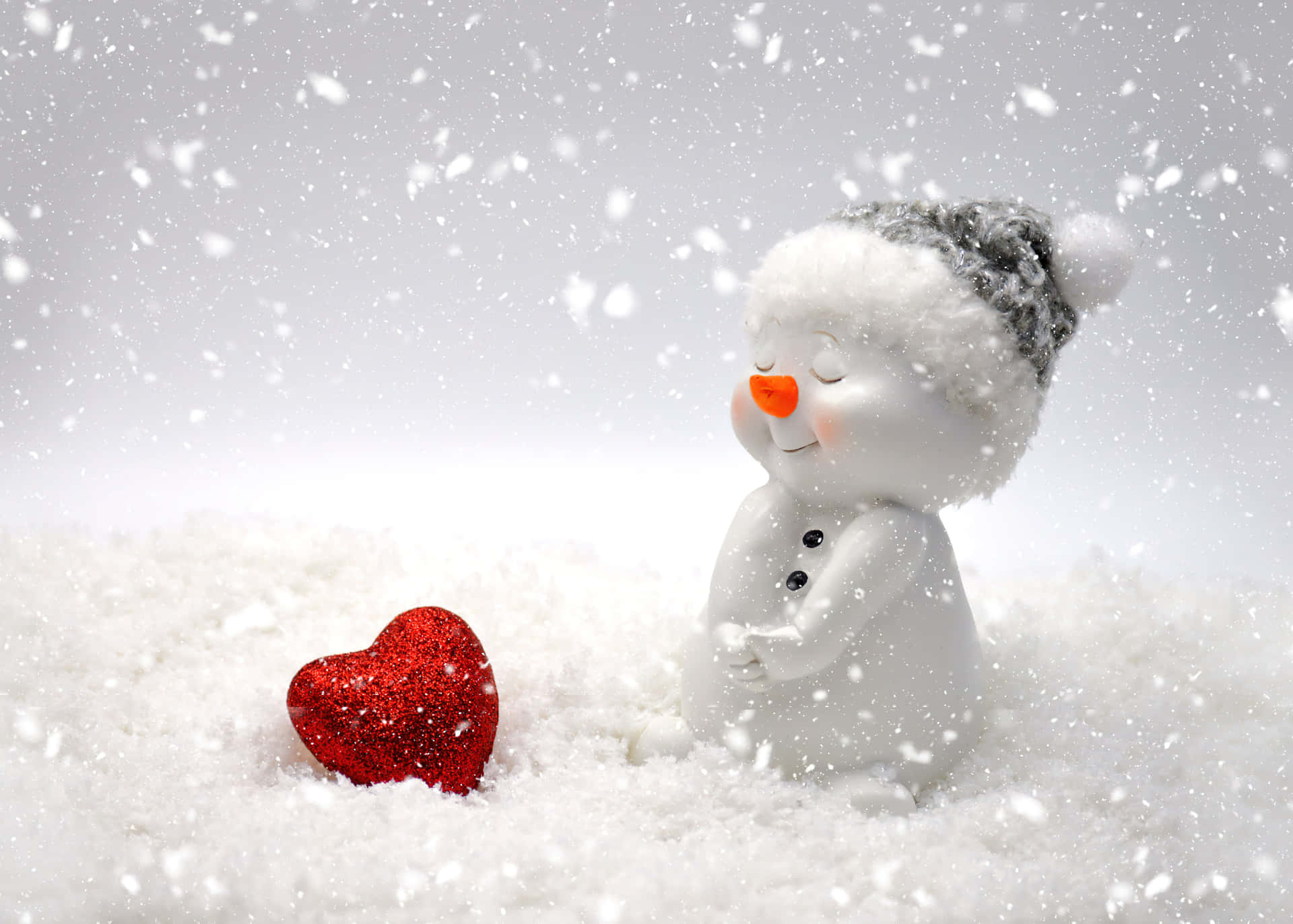 Snowman_with_ Heart_in_ Snowfall.jpg Wallpaper