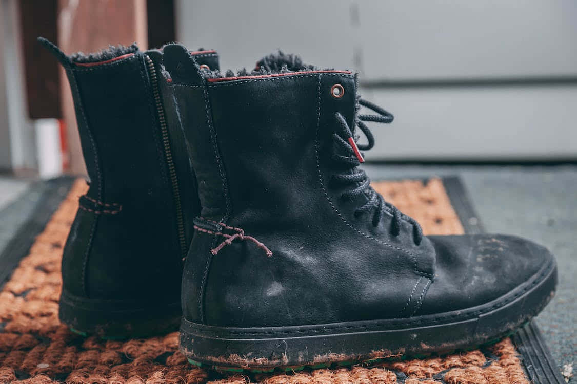 Vrouw Wandelt Door Sneeuwlandschap Met Sneeuwschoenen Achtergrond