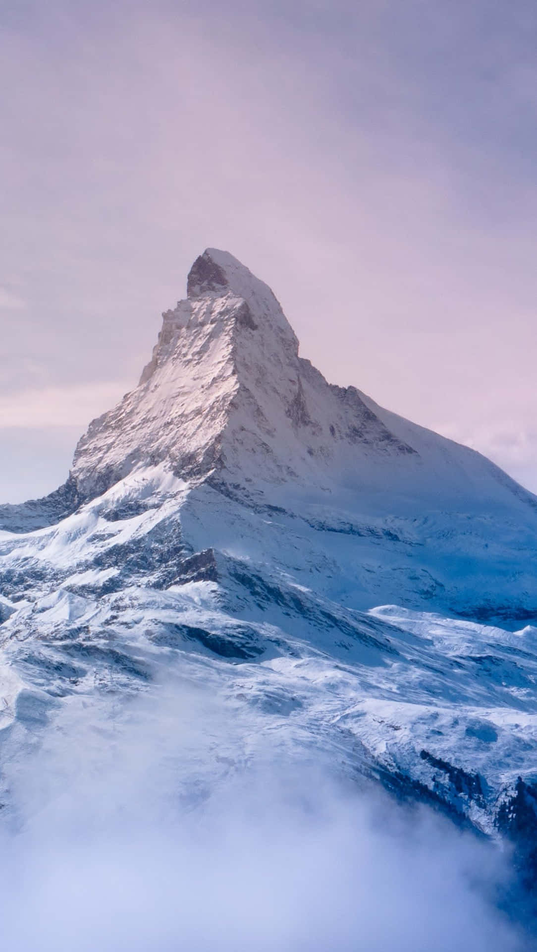 Schneebedeckterund Nebelverhangener Matterhorn Wallpaper