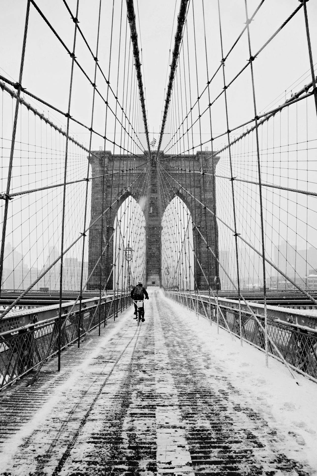 Elpuente De Brooklyn Cubierto De Nieve En Nueva York En Blanco Y Negro. Fondo de pantalla
