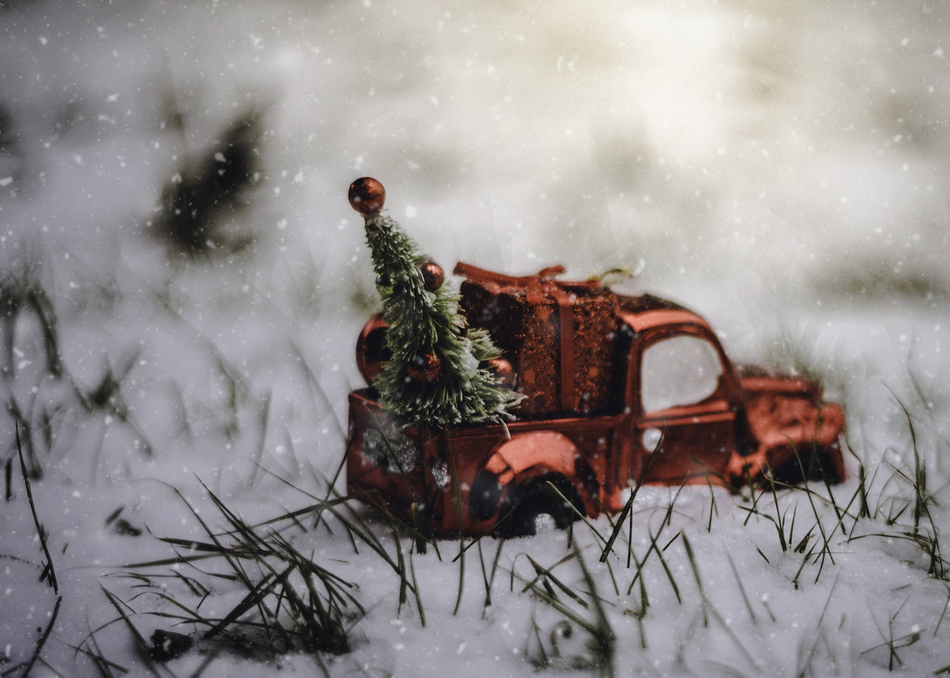 Uncamion Rosso Con Un Albero Di Natale Nella Neve. Sfondo