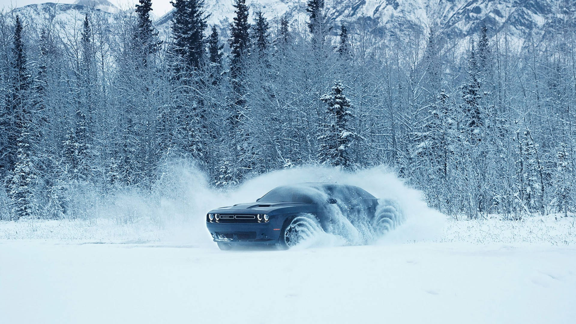 Cubriendode Nieve A Un Dodge Challenger Azul. Fondo de pantalla