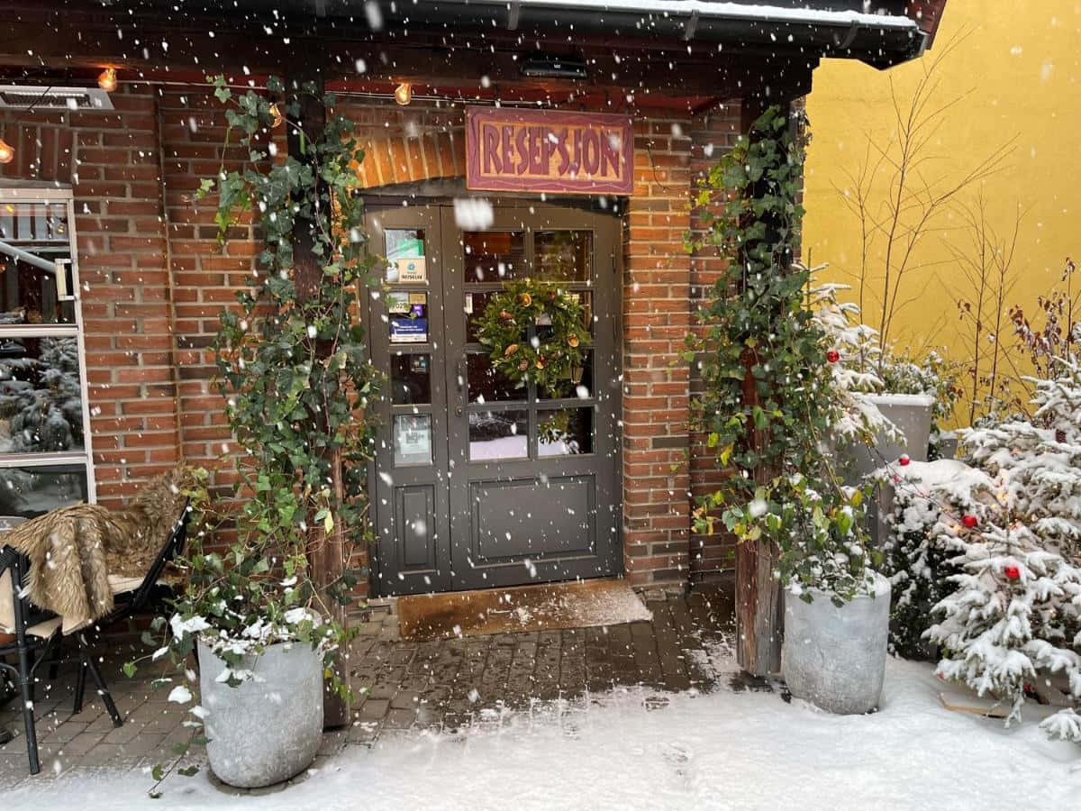 Entrée Enneigée Du Restaurant De Lillehammer.jpg Fond d'écran