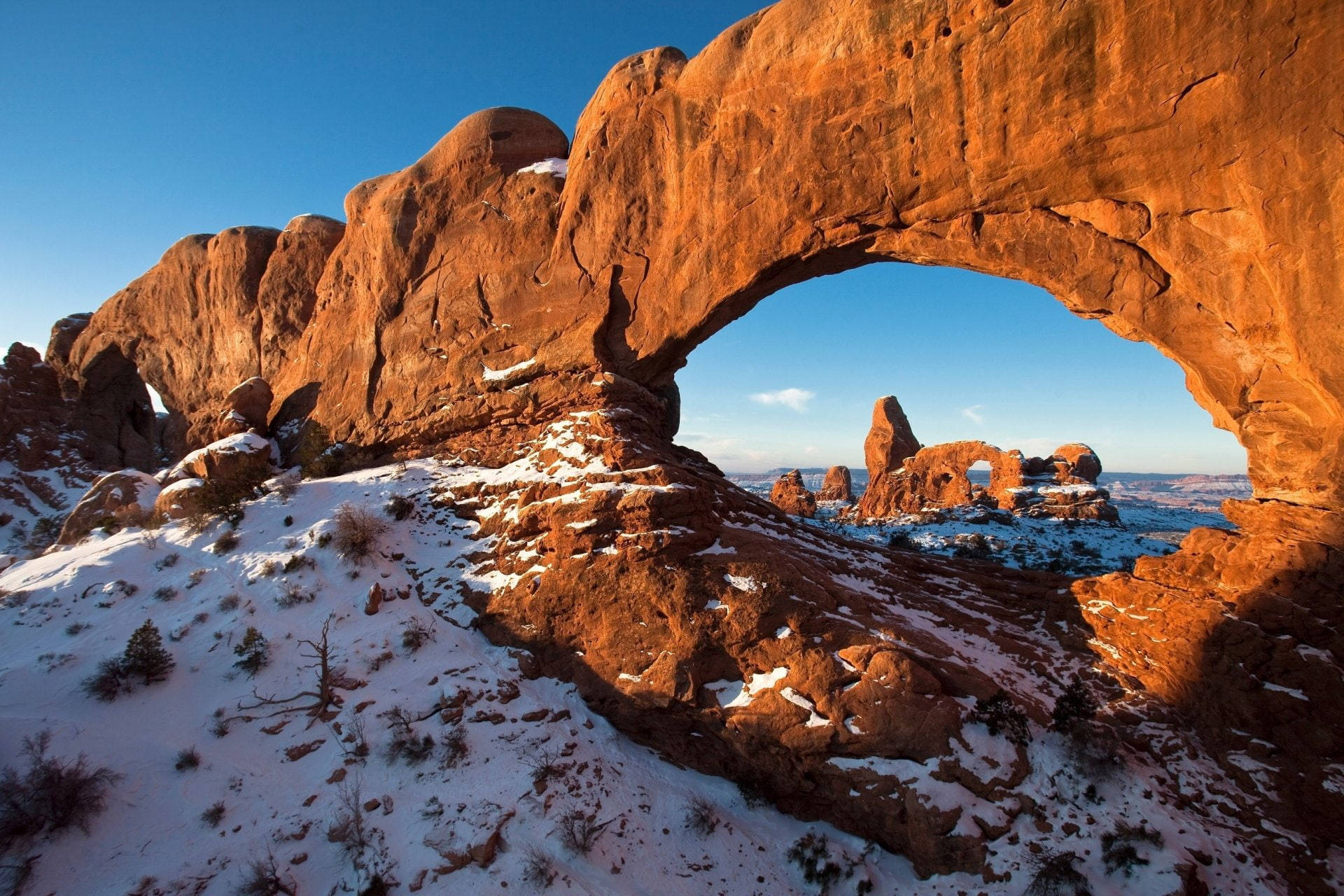 Snowy Grounds At The Arches National Park Wallpaper