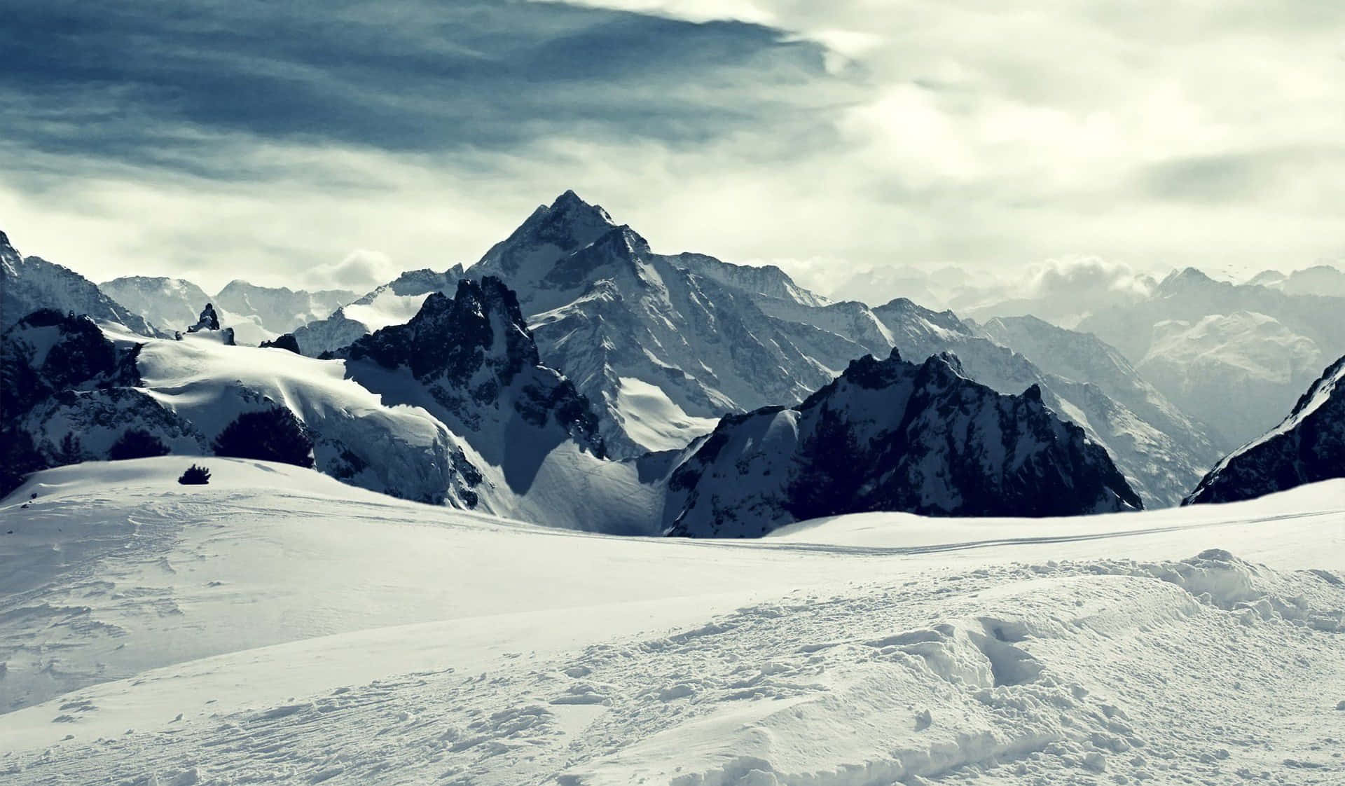 Explore the Majestic Beauty of Snowy Mountain Peaks