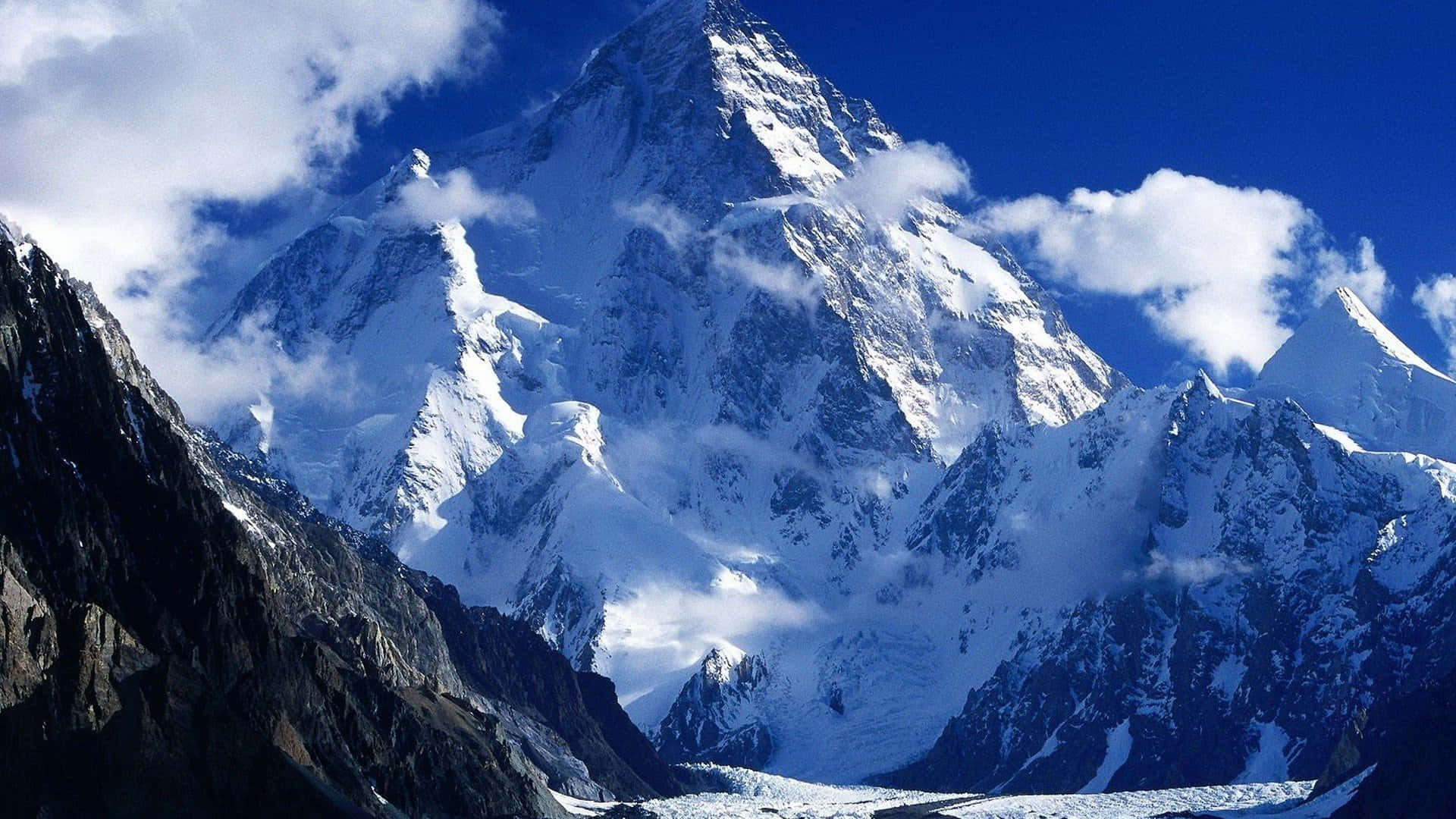 Magnificent View of Snowy Mountain Peaks