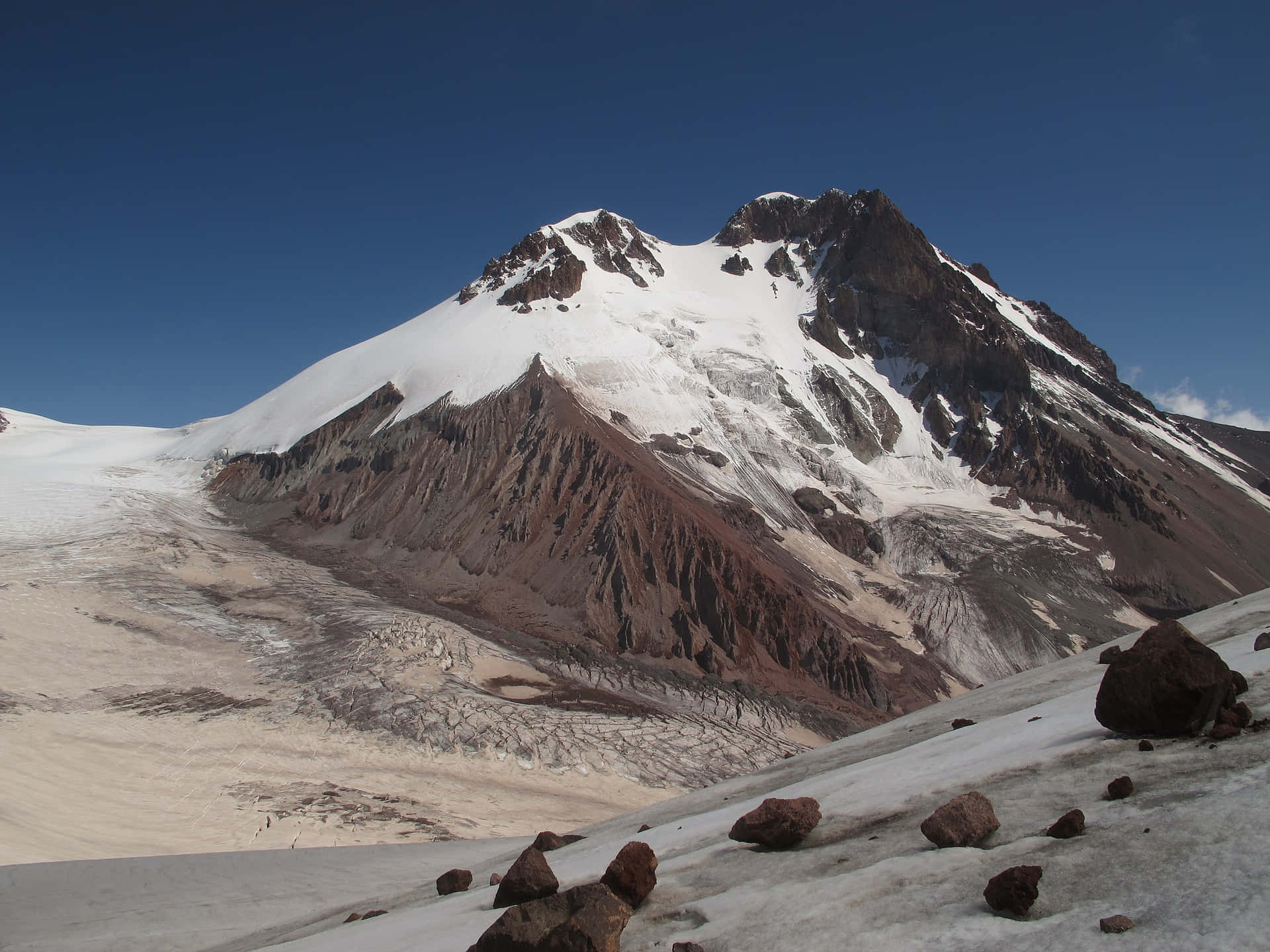 Sommet De Montagne Enneigé Avec Caractéristiques Glaciaires Fond d'écran