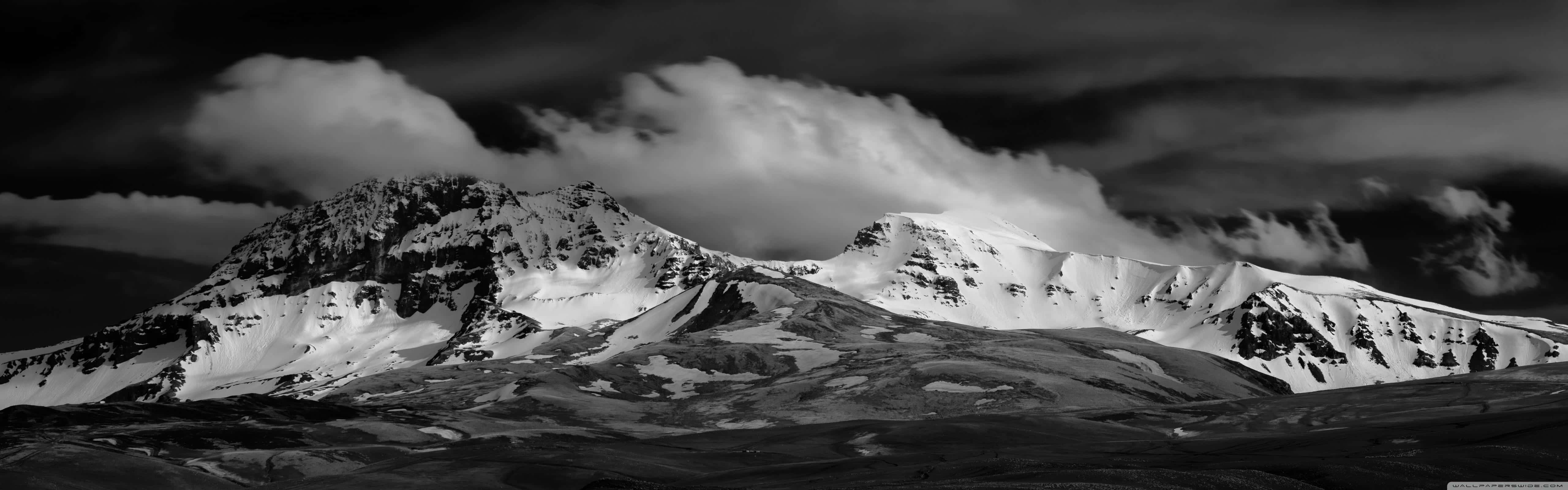 Snowy_ Mountain_ Peaks_ Black_and_ White_ Panorama Wallpaper