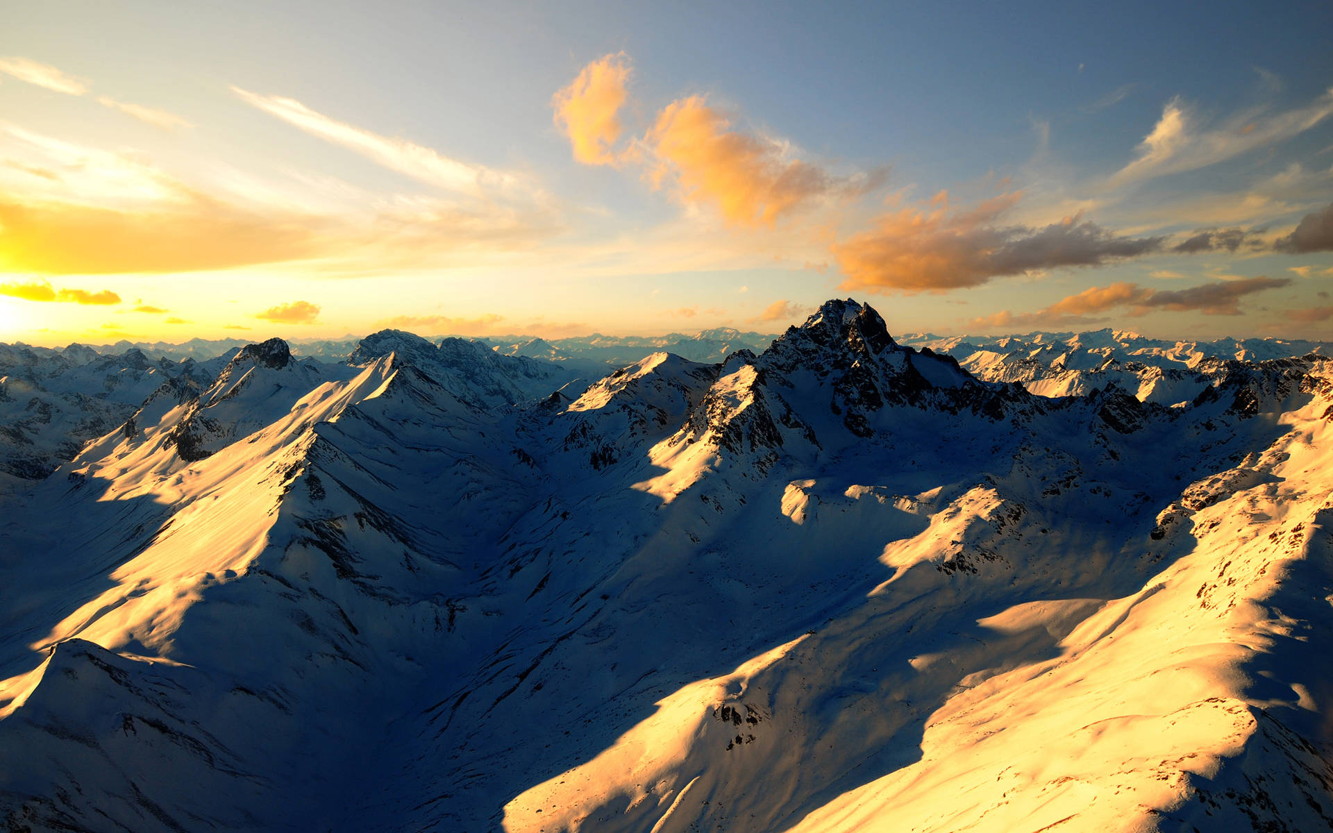 Snefyrede bjergkæder solnedgang Skrivebordsbaggrund Wallpaper