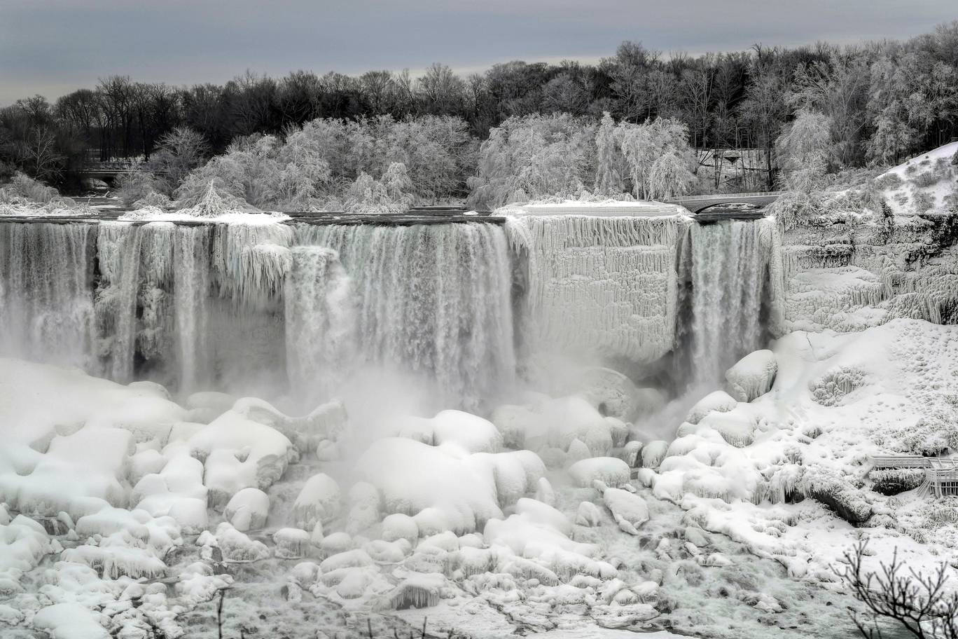 Snowy Niagara Falls Wallpaper