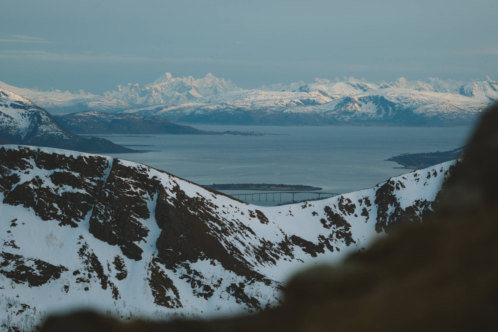 Schneebedeckternorwegischer Fjord Im Winter Für Den Desktop Wallpaper