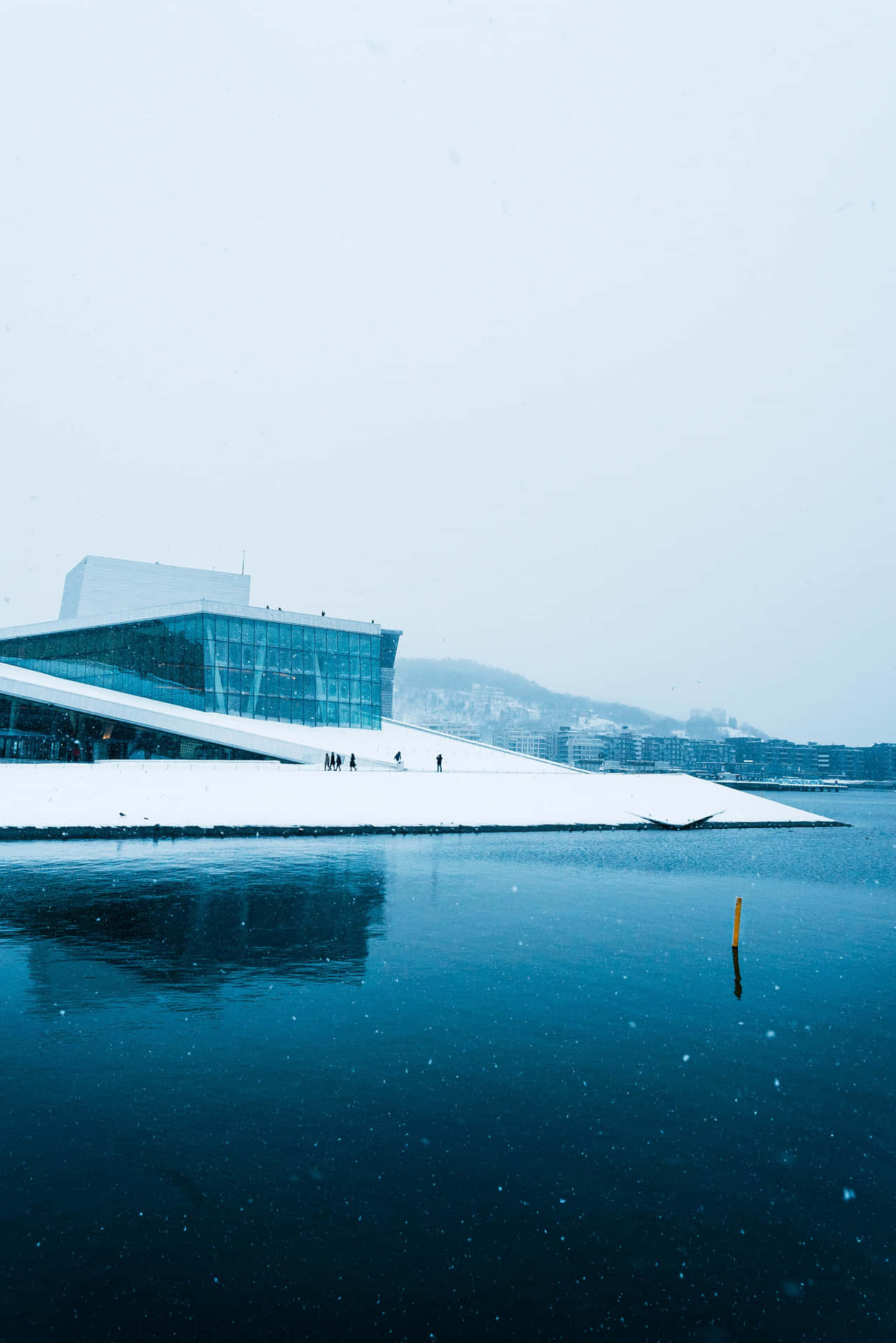 Elteatro De La Ópera De Oslo Cubierto De Nieve. Fondo de pantalla