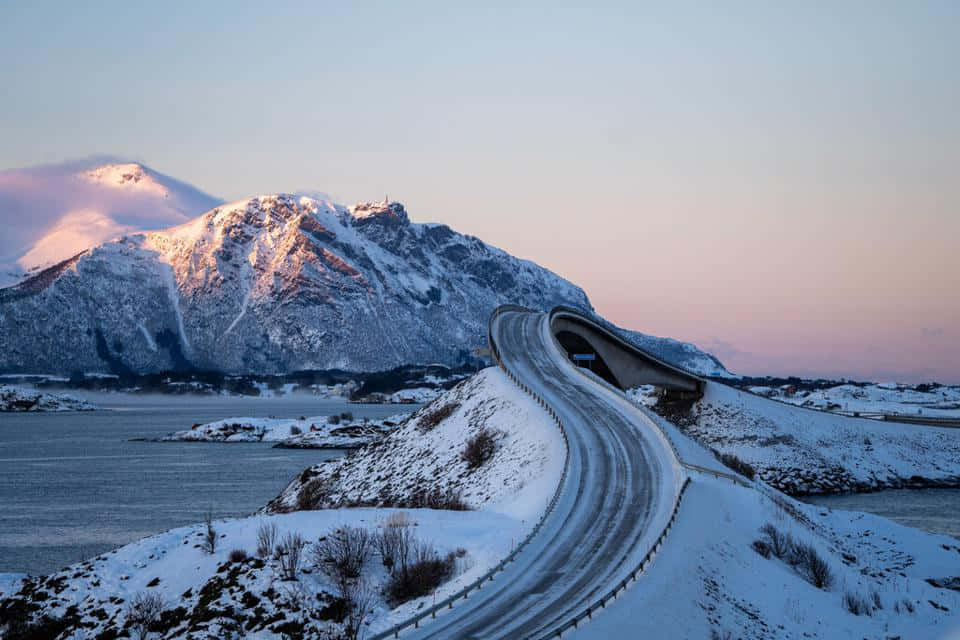 Snöigstorseisundet Bridge Under Vintern Wallpaper