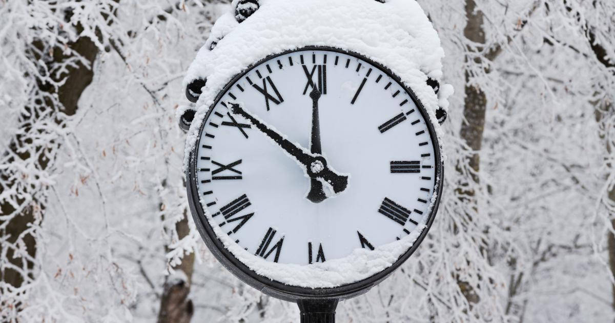 Snowy Time Clock Wallpaper