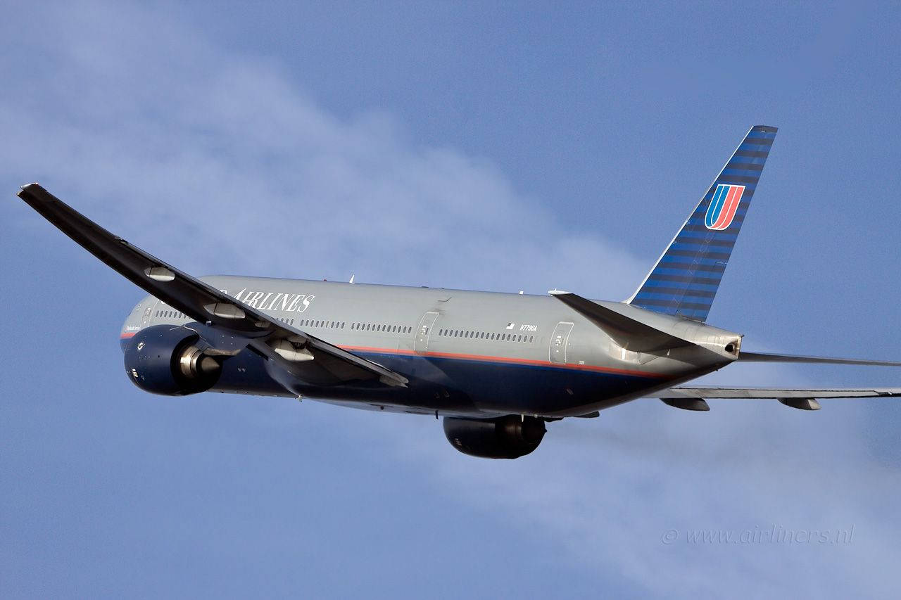 Avióngris De United Airlines Surcando Los Cielos. Fondo de pantalla