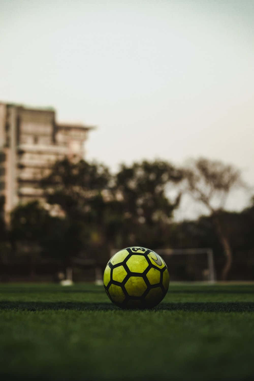 Voetbal Op Veld Bij Dusk Achtergrond