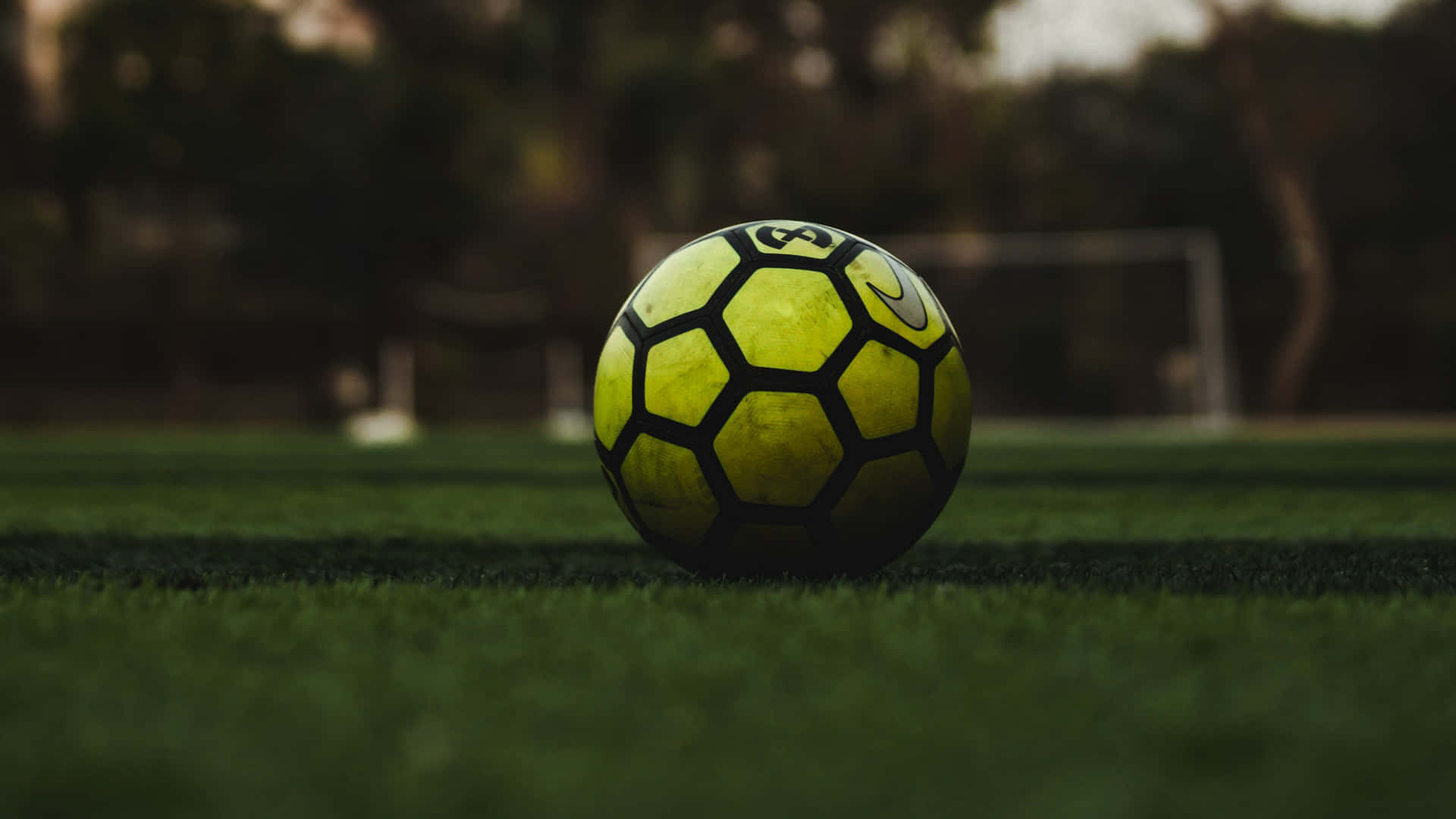 Ballon De Football Sur Le Terrain Au Crépuscule Fond d'écran