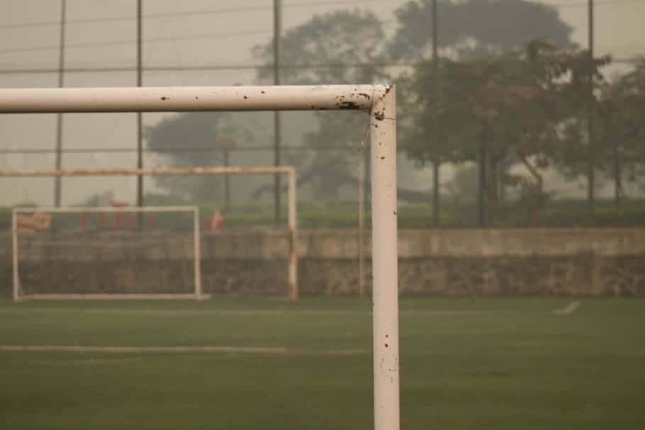 Poteaux De But De Soccer Dans Un Champ Brumeux Fond d'écran