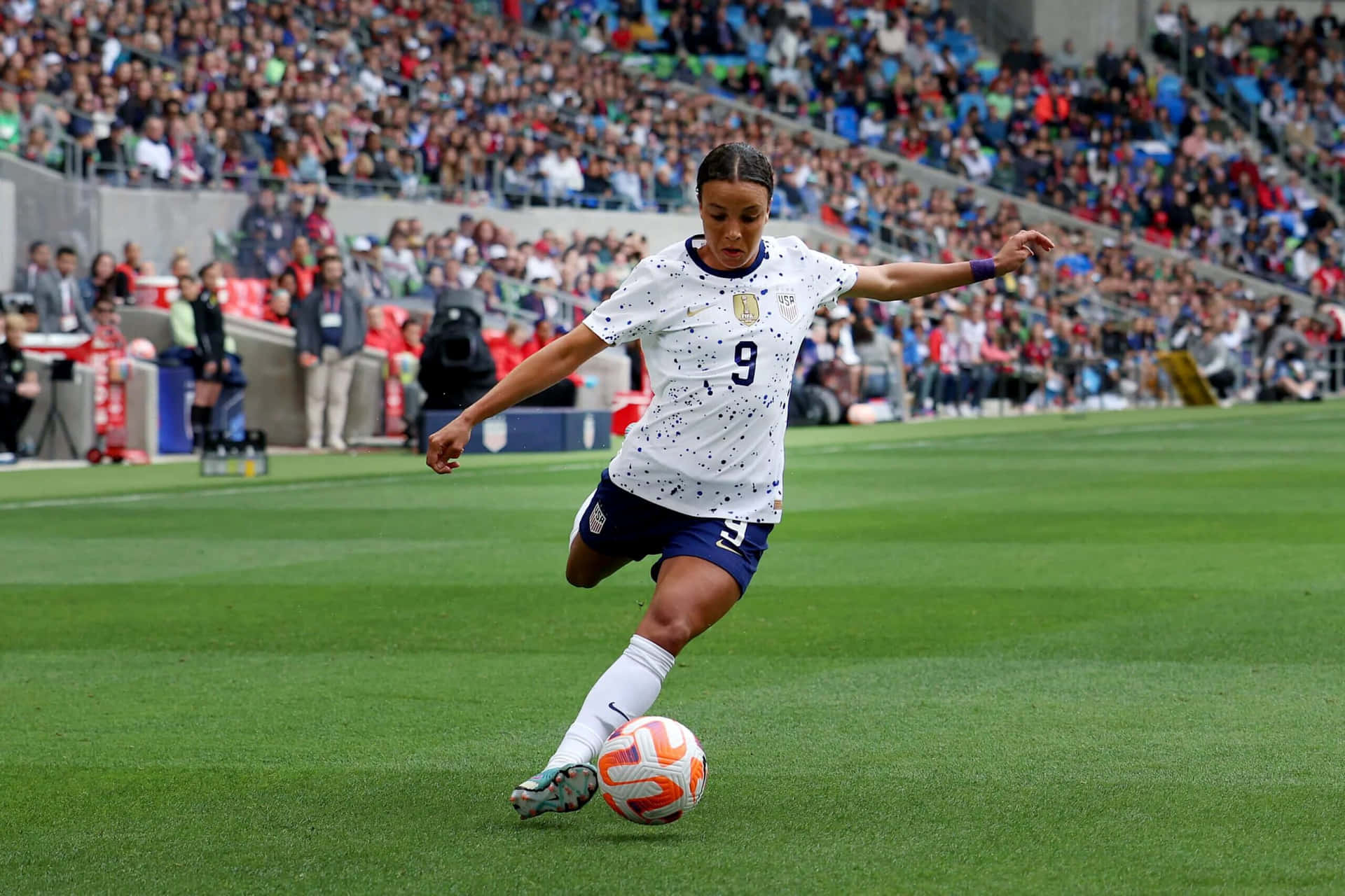 Joueuse De Football En Action Fond d'écran