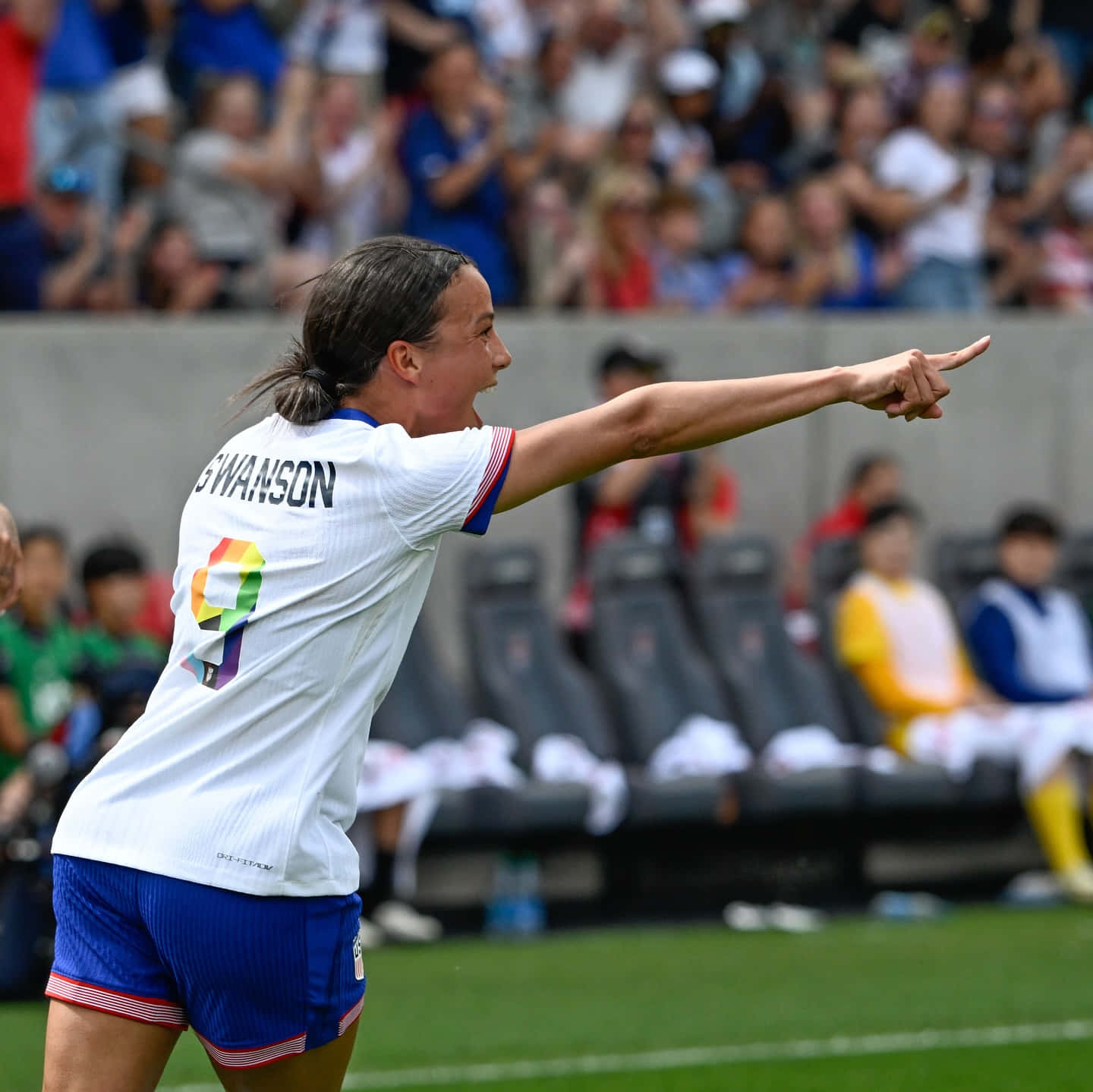 Joueuse De Football Célébrant Un But Fond d'écran