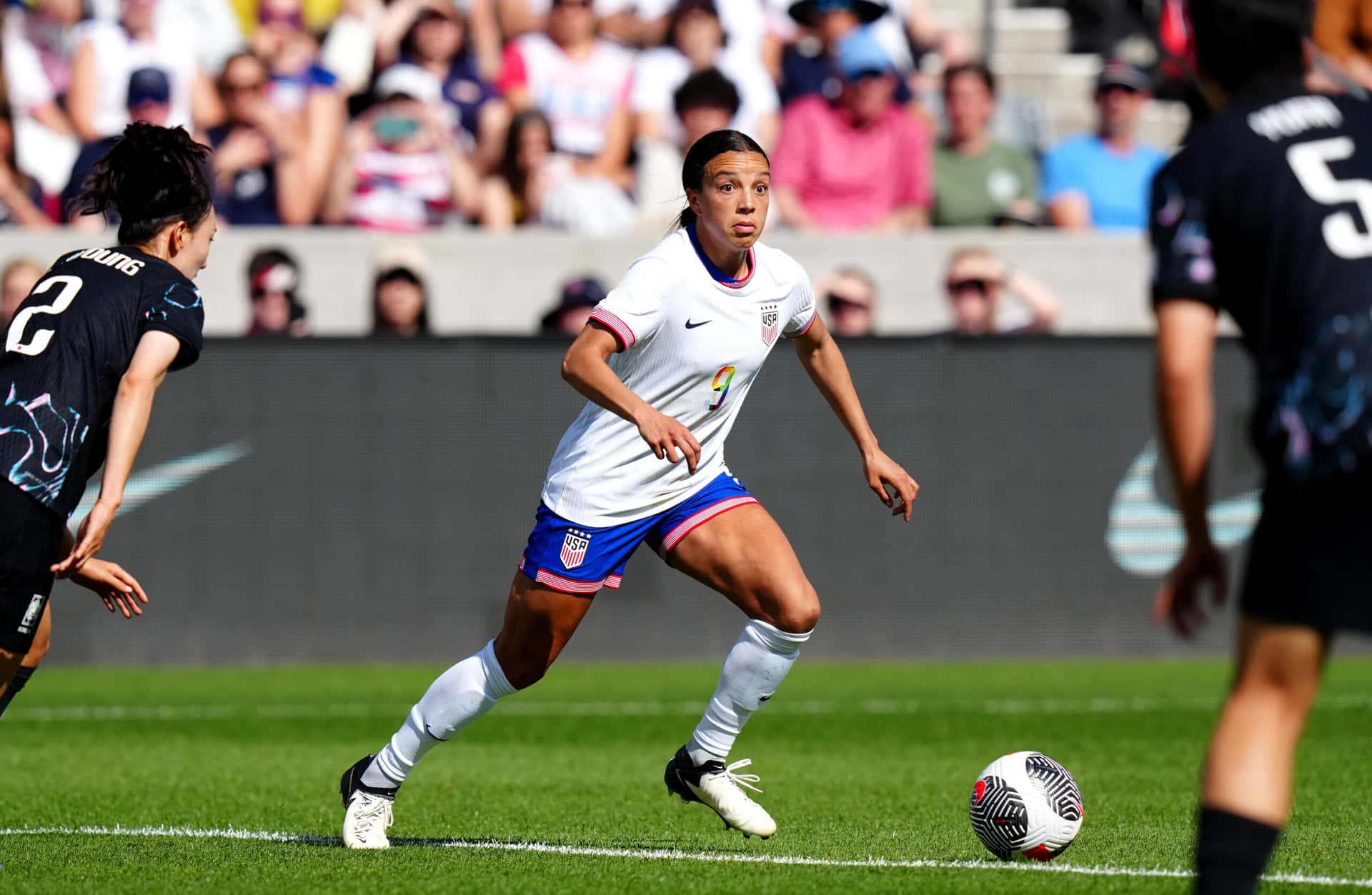 Joueuse De Football En Action Pendant Le Match Fond d'écran