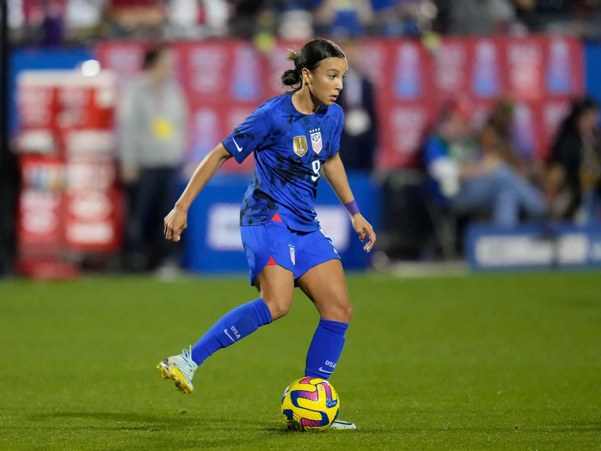 Joueuse De Football En Action Sur Le Terrain Fond d'écran