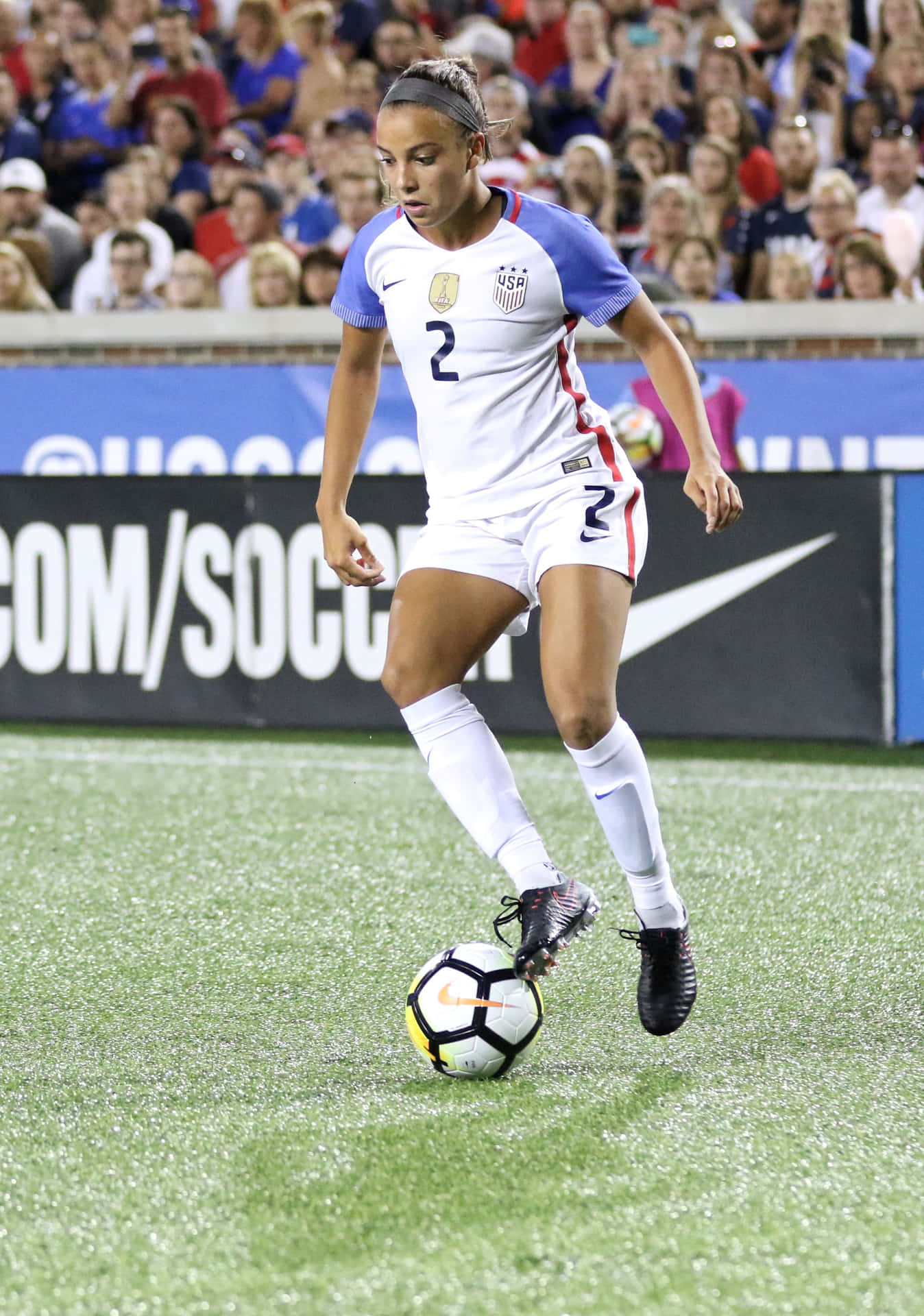 Joueuse De Football En Action Sur Le Terrain Fond d'écran