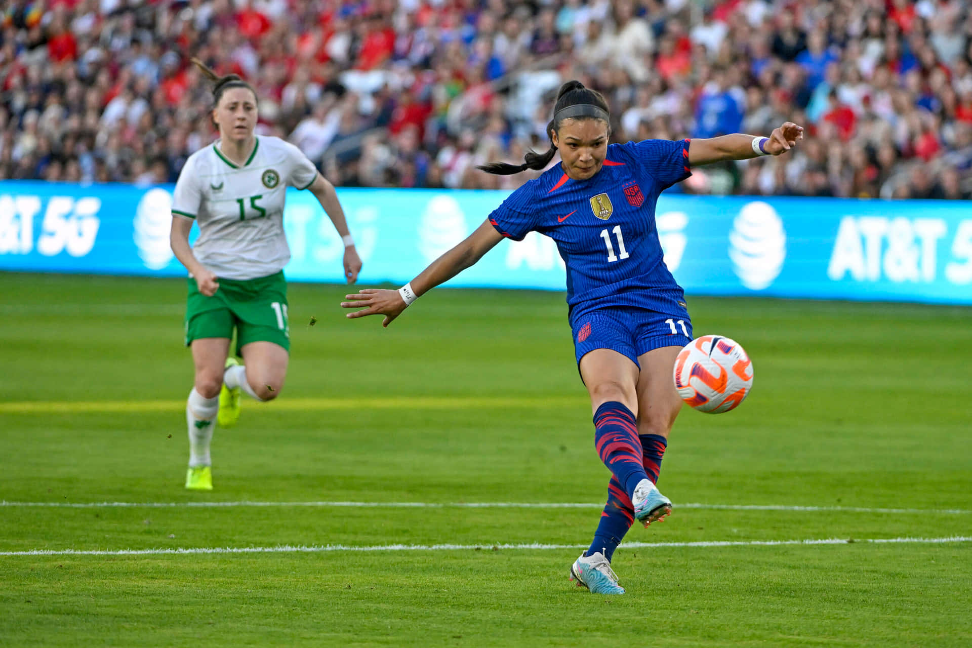 Joueuse De Football Frappe Le Ballon Pendant Le Match Fond d'écran