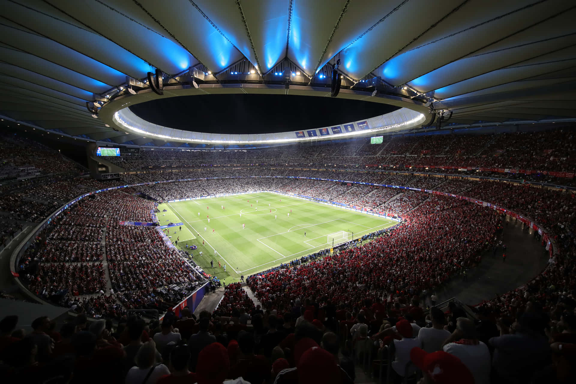 Tusindvis af fans byder deres hjemmehold velkommen i en livlig fodboldstadion Wallpaper