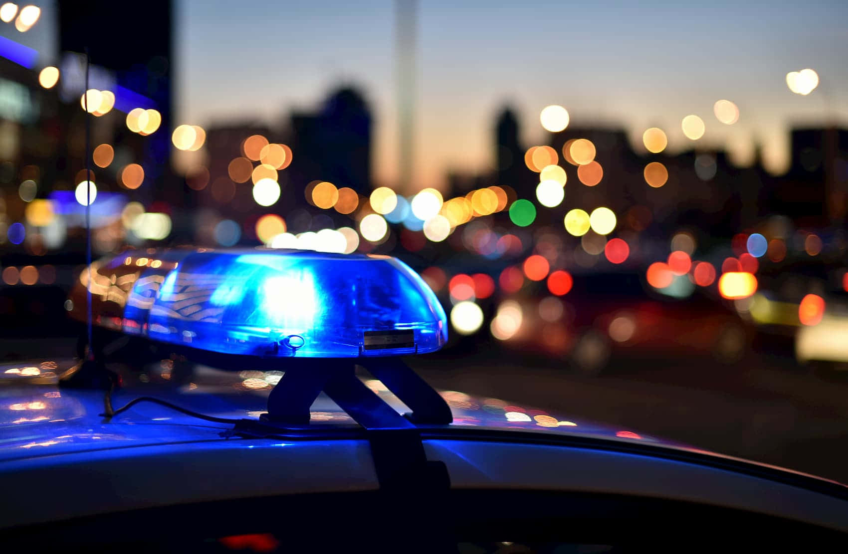 Polizeiautomit Blauen Lichtern Oben Drauf