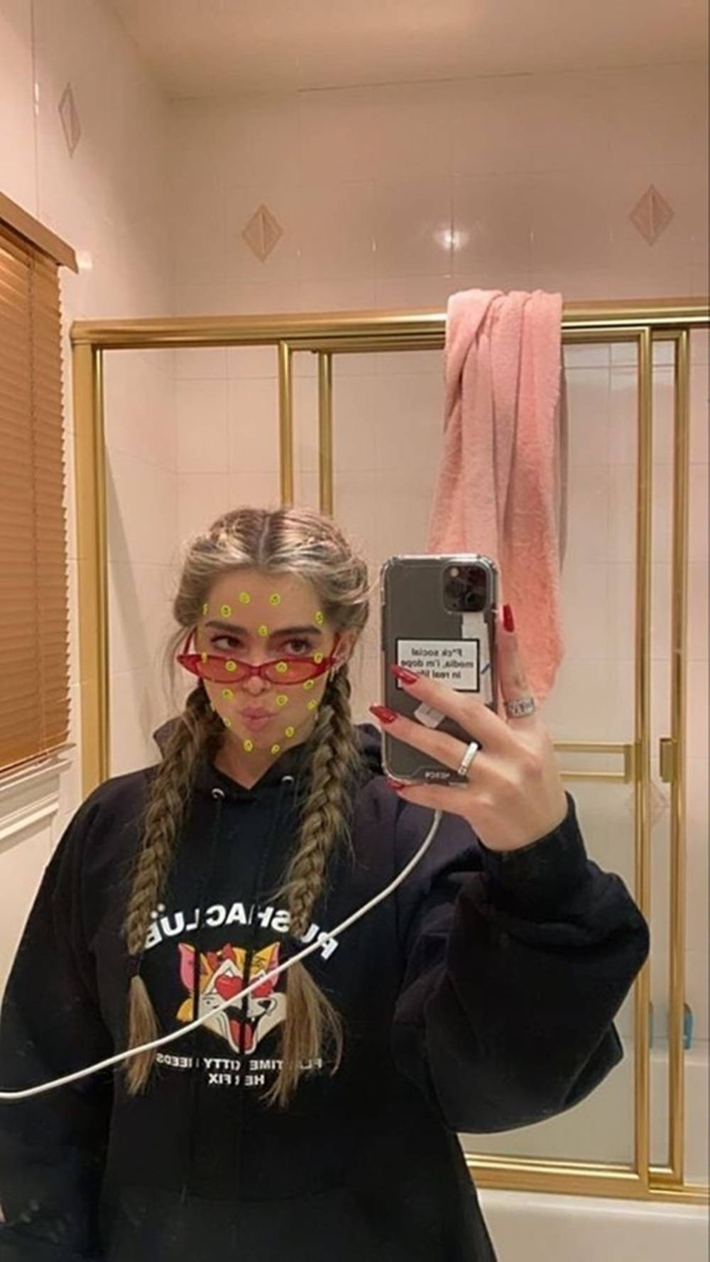 Social Media Influencer Addison Rae PFP Mirror Selfie Wallpaper