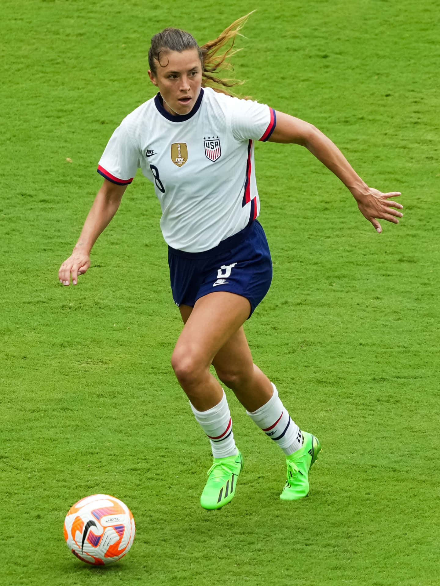 Sofia Huerta Poseert Op Een Voetbalveld Achtergrond