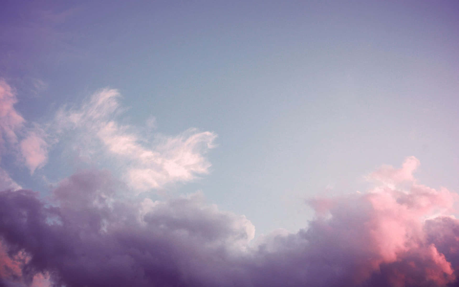 Einrosa Und Lila Himmel Mit Wolken.