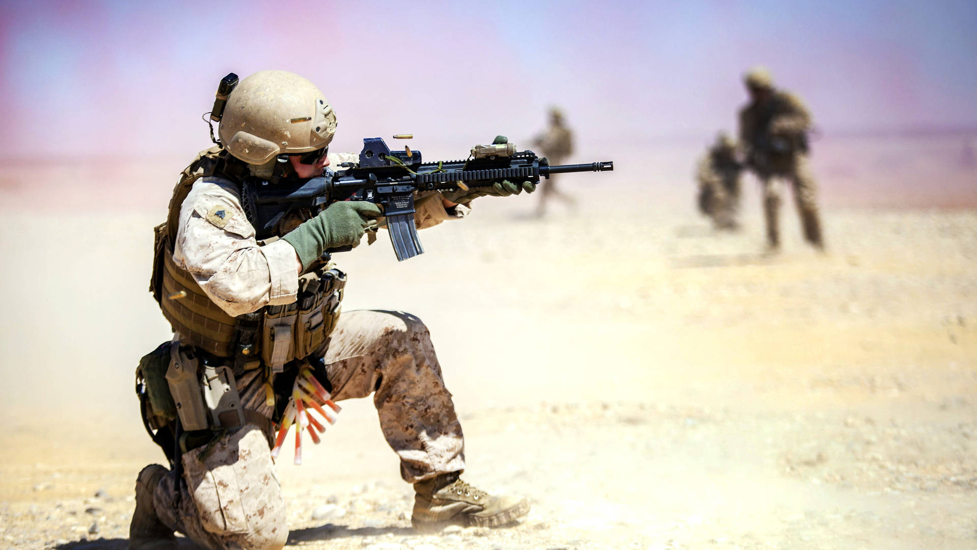 Soldat Skyder Mens Knælende Wallpaper